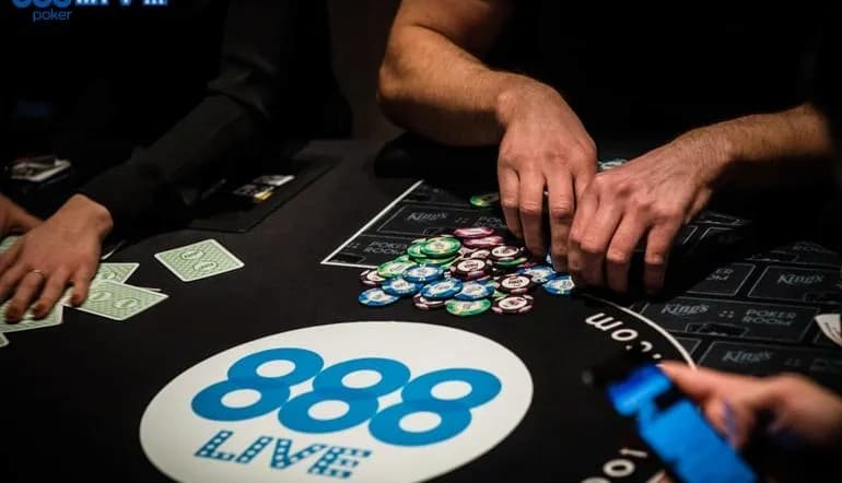 Un tavolo di 888poker!