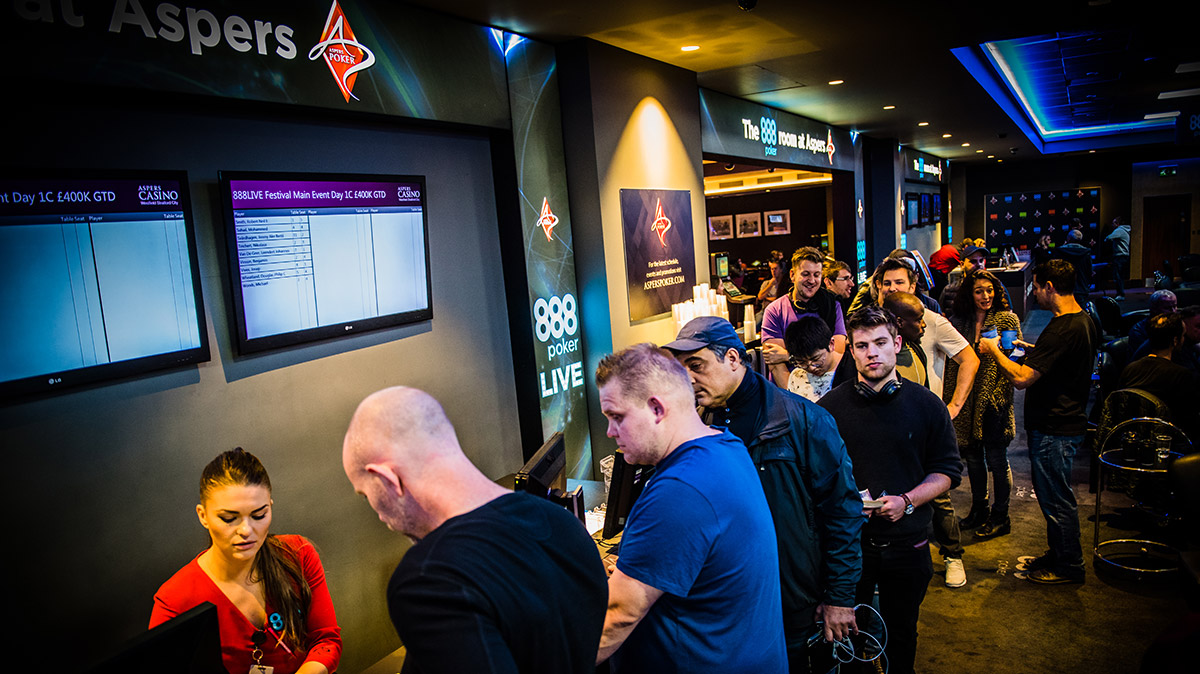 Giocatori si registrano a un evento live di 888poker