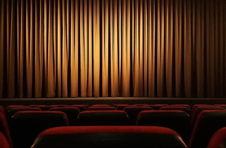 Il sipario di un cinema